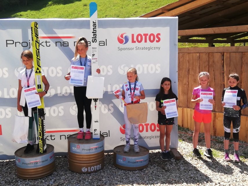 Zwycięzcy BGK Ski Lotos Cu na podium zawodów